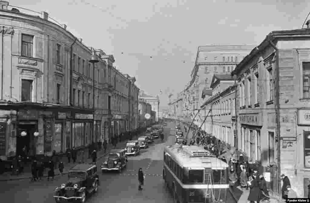 Strada Gorki din Moscova, în 1939, înainte de a fi reconstruită.