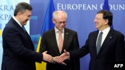 Van Rompuy si Barroso cu Ianukovici in februarie la Bruxelles.