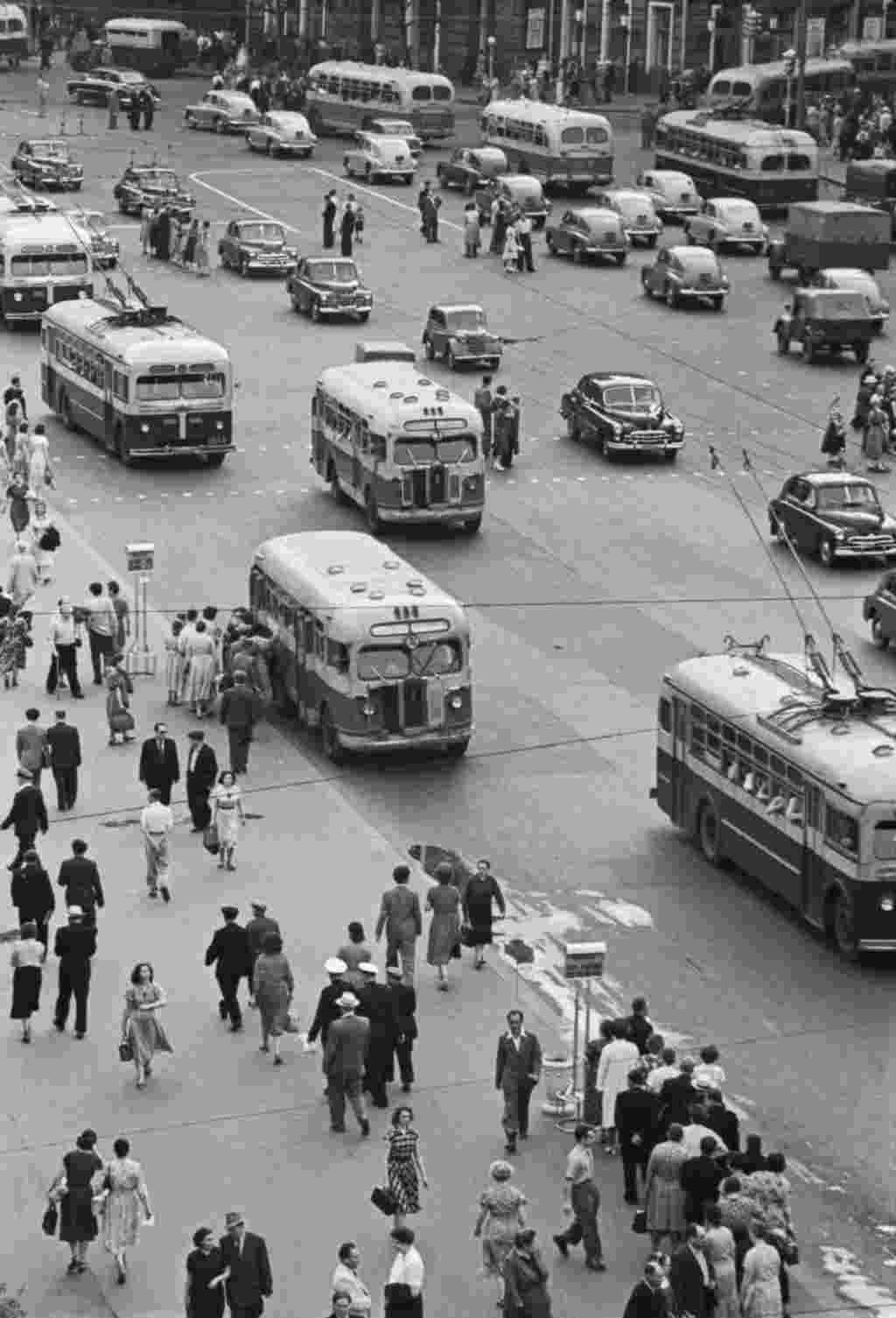 În fotografie luată în iunie 1957, trotuarele Moscovei forfotesc de lume și pe străzi sunt nenumărate troilebuze.