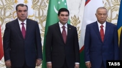 (Çepden saga) Täjigistanyň prezidenti Emomali Rahmon, Türkmenistanyň prezidenti G.Berdimuhamedow we Özbegistanyň prezidenti Yslam Kerimow 