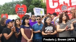 Tineri imigranți din generația „dreamers” la o demonstrație de protest la Los Angeles, California, 1 septembrie 2017
