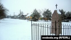 Крыж-абярэг перад былой вёскай Вішнявец. Такія крыжы традыцыйна ўсталёўваліся перад вёскамі ў даваенны час у Заходняй Беларусі