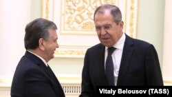 Ўзбекистон президенти Шавкат Мирзиёев Россия Федерацияси ташқи ишлар вазири вазифасини бажарувчи Сергей Лавров билан.