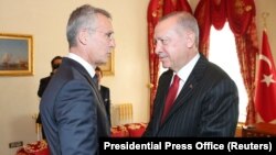 Secretarul general NATO, Jens Stoltenberg (s), și președintele Turciei, Recep Tayyip Erdogan (d), la Istanbul, 11 Octombrie, 2019
