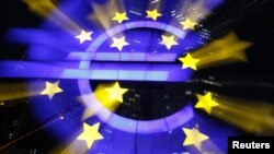 Znak evra ispred sedišta Evropske centralne banke u Frankfurtu