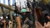 Membrii ai brigăzilor palestiniene Ezzedine al-Qassam serbează armistițiul drpt o victorie într-o tabără de refugiați din Fîșia Gaza