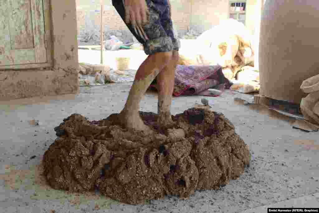 Preparing the moistened clay. All members of the family help in the production of the ovens.