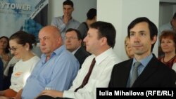 Igor Munteanu (în centru)