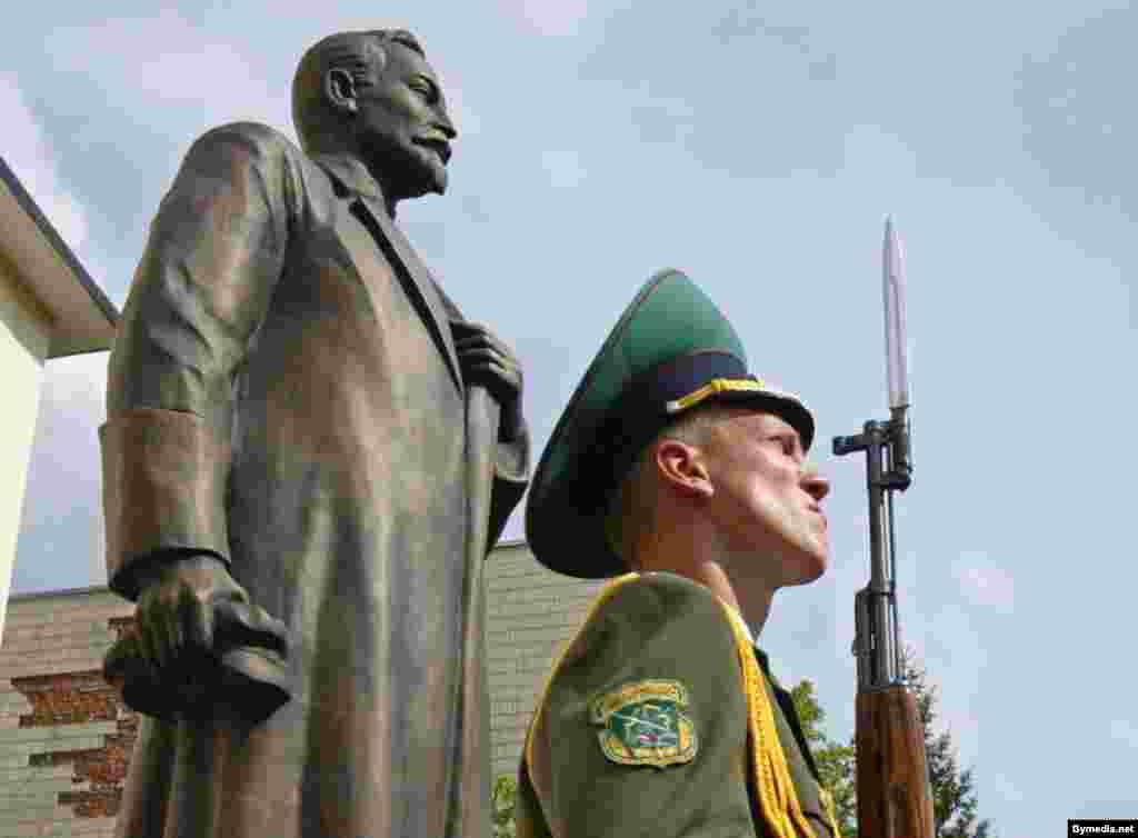 А этот памятник Дзержинскому был открыт 26 мая 2006 года в Минске 