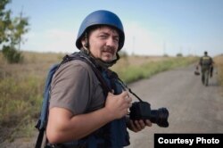 Anatolij Sztepanov veterán szabadúszó ukrán fotóriporter, aki jelenleg a frontvonalon tartózkodik Kelet-Ukrajnában, egy meg nem nevezett helyen