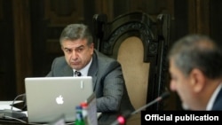Armenia - Prime Minister Karen Karapetian chairs a cabinet meeting in Yerevan, 19Oct2016.