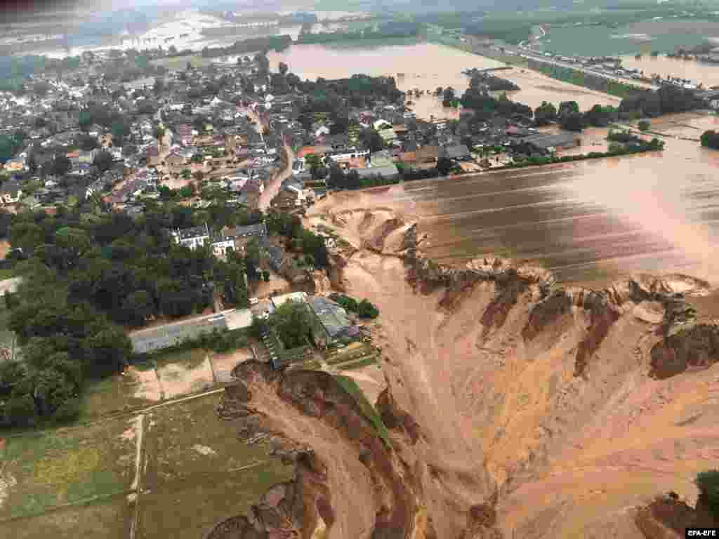 O fotografie pusă la dispoziție de autoritățile din Rhein-Erft, după ce ploile abundente au provocat inundații în Erftstadt-Blessem, Germania, 16 iulie 2021. Potrivit autorităților, mai multe case din Erftstadt-Blessem s-au părbușit din cauza ploilor.