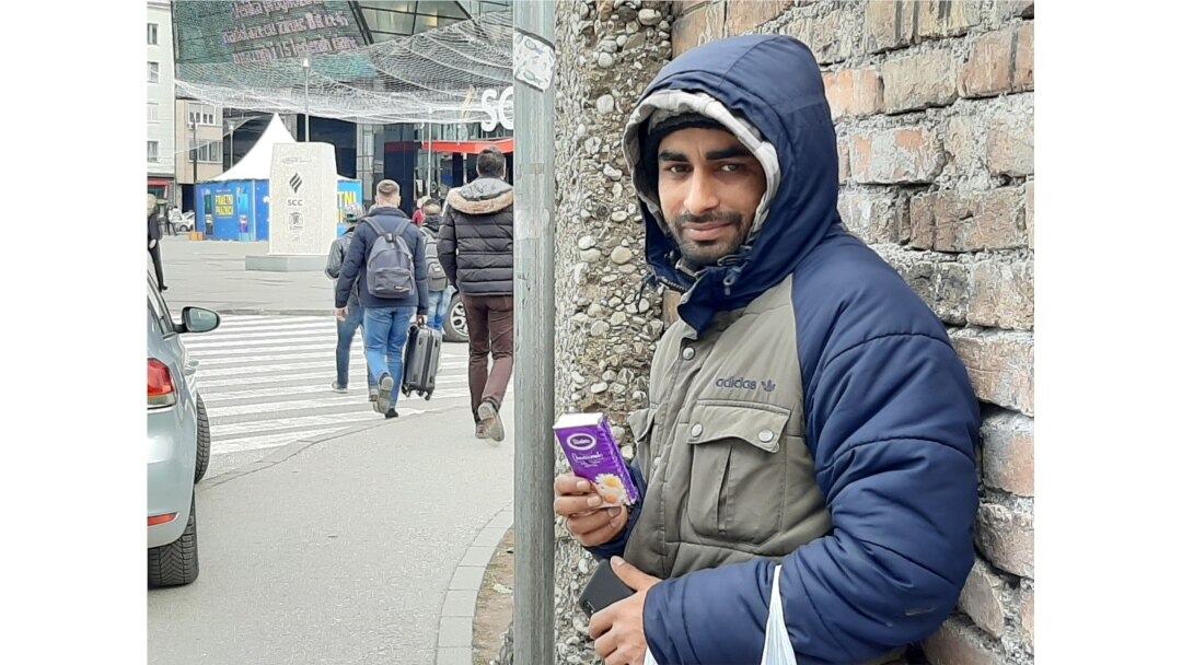 Abdul Rauf svaki dan na glavnim sarajevskim ulicama prodaje papirne maramice