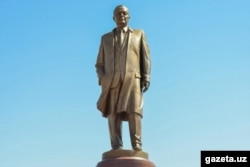A statue to Islam Karimov in his birthplace, Samarkand