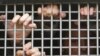 Оьрсийчоь -- Харжамашкахь леллачу харцонашна дуьхьал хIоттийначу гуламера лецна нах бохку полицин машена чохь, Moскох, 6Сти2012.