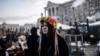 Женщина в традиционной украинской одежде стоит на площади Независимости. Киев, 24 февраля 2014 года. 