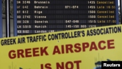 Natpis koji pokazuje da su letovi na atinskom aerodromu Eleftherios Venizelos otkazani, 22.septembar 2011.