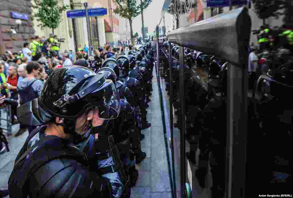Police officers formed a cordon to face up to the demonstrators. 