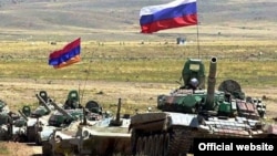 Armenia - Armenian and Russian troops hold joint military exercises.