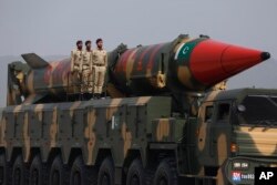 Баллистическая ракета пакистанского производства Shaheen-III, способная нести ядерный заряд, на военном параде в Исламабаде. Март 2022 года