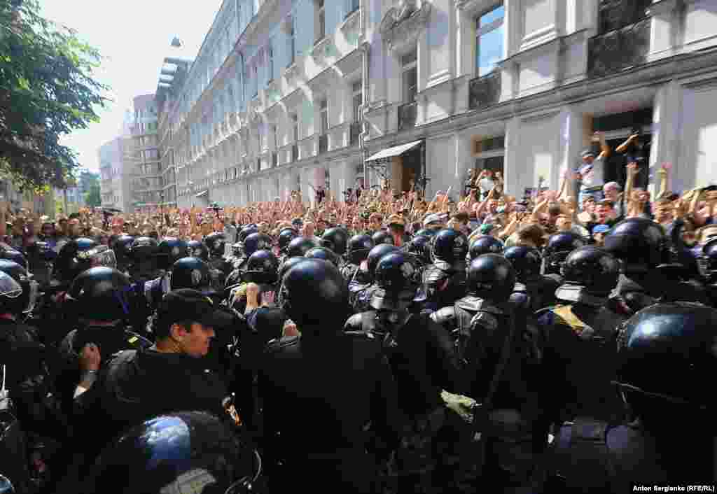 When law enforcement moved in to disperse the protesters, many in the crowd could be heard singing the Russian national anthem. Others chanted "We are unarmed," "Fair elections now," and "Russia will be free!"