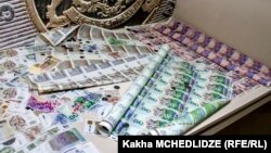ეროვნული ვალუტის კუპიურები ყვარლის ფულის მუზეუმში