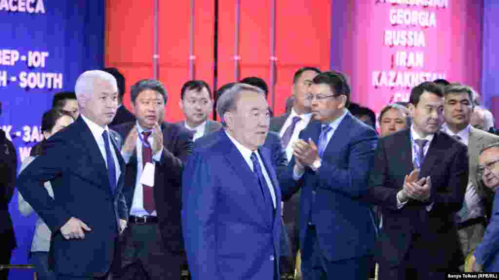 На презентации порта президент Казахстана Нурсултан Нзарбаев сказал, что Курык способен обеспечить эффективную логистику доставки грузов из Китая, стран Центральной Азии — Узбекистана, Кыргызстана, Таджикистана, а также Урало-Сибирского региона России в Турцию и Европу и обратно, что позволит Казахстану к 2020 году увеличить доходы от транзитных перевозок до пяти миллиардов долларов в год.
