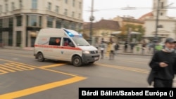 Mentőautó a Kálvin téren, Budapesten.