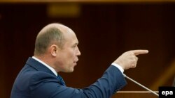 Premierul Valeriu Strelet în Parlamentul de la Chișinău, 29 ocombrie 2015.