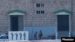 Нападники продовжують утримувати захоплену будівлю поліції, Єреван, 29 липня 2016 року