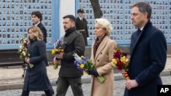 Премьер-министр Канады Джастин Трюдо, премьер-министр Италии Джорджия Мелони, президент Украины Владимир Зеленский, президент Комиссии ЕС Урсула фон дер Ляйен (вторая справа) и премьер-министр Бельгии Александр Де Кроо у Стены памяти в Киеве. 24 февраля 2024 года
