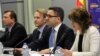 Zëvendëskryeministri i Maqedonisë, Fatmir Besimi dhe ambasadori i BE-së, Aivo Orav, gjatë një konference për media