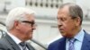 Германиянын жана Орусиянын тышкы иштер министрлери Франк-Вольтер Штайнмайер (солдо) менен Сергей Лавров (оңдо) Венадагы ядролук сүйлөшүү учурунда. 30-июнь, 2015 
