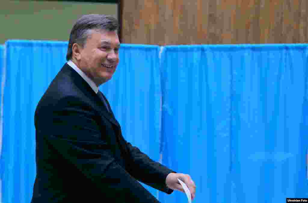 «Я проголосував за стабільність, за економічний розвиток країни, за те, щоб наші люди краще жили», – підкреслив Янукович
