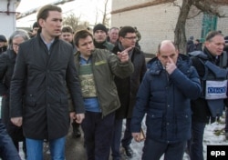 Sebastian Kurz împreună cu ministrul de externe ucrainena Pavel Klimkin, miercuri, la Mariupol.