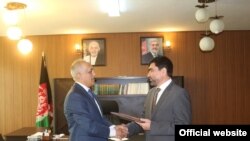 Файсал Бекзод, губернатор афганской провинции Бадахшан, с консулом Таджикистана в афганском Файзабаде. Архивное фото
