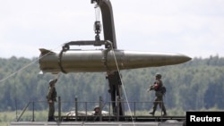 Russian servicemen equip an Iskander tactical missile system at a facility near Moscow. (file photo)