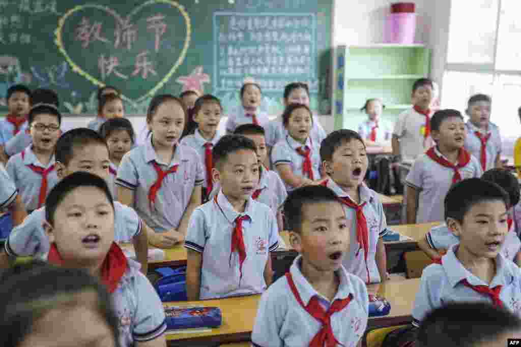 1 septembrie. Elevi din clasele primare în Wuhan, China.