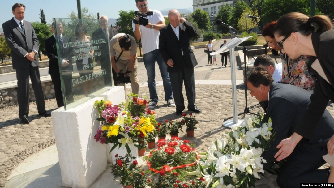 Polaganje cvijeća u Spomen parku na Pobrežju, 11. jul 2012.
