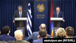 Министры обороны Греции и Армении, Панос Камменос и Виген Саргсян, на совместной пресс-конференции в Ереване, 29 марта 2018 г.