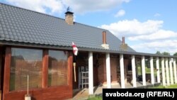 Сядзіба «Гасьціна» ў вёсцы Пескі Лідзкага раёну