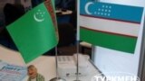 Özbegistanyň hem-de Türkmenistanyň döwlet baýdaklary. Arhiw suraty.