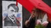 Украина -- Буха яздина "Ма кхийдаде Украина тIе куьйгаш" йоза а долуш, Гитлер Адольфах Путин Владимир тарвеш диллина сурт карахь лаьтта зуда Киеверчу протестан гуламехь, 3Заз2014. 