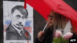 Украина -- Буха яздина "Ма кхийдаде Украина тIе куьйгаш" йоза а долуш, Гитлер Адольфах Путин Владимир тарвеш диллина сурт карахь лаьтта зуда Киеверчу протестан гуламехь, 3Заз2014. 