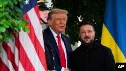 Американскиот претседател, Доналд Трамп го поздрави украинскиот претседател, Володимир Зеленски во Белата куќа на 18. август 2025.