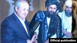 Абдулазиз Камилов c руководителем политического офиса движения «Талибан» в Катаре муллой Бародаром Ахундом. Архивное фото