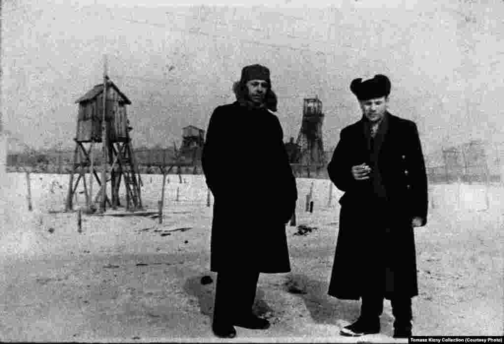 Кайчан төшерелүе билгесез бу фотода Воркутада иреккә чыгарылучы ике тоткын сурәтләнә. Уң яктагы тоткын – Польша ватан армиясе әгъзасы булган. Бу армиядәге партизаннар Икенче дөнья сугышында нациларга каршы сугышкан. Сугыштан соң Польша ватан армиясенең күп кенә әгъзалары ГУЛАГ лагерьларына алып кителә һәм шунда һәлак була.