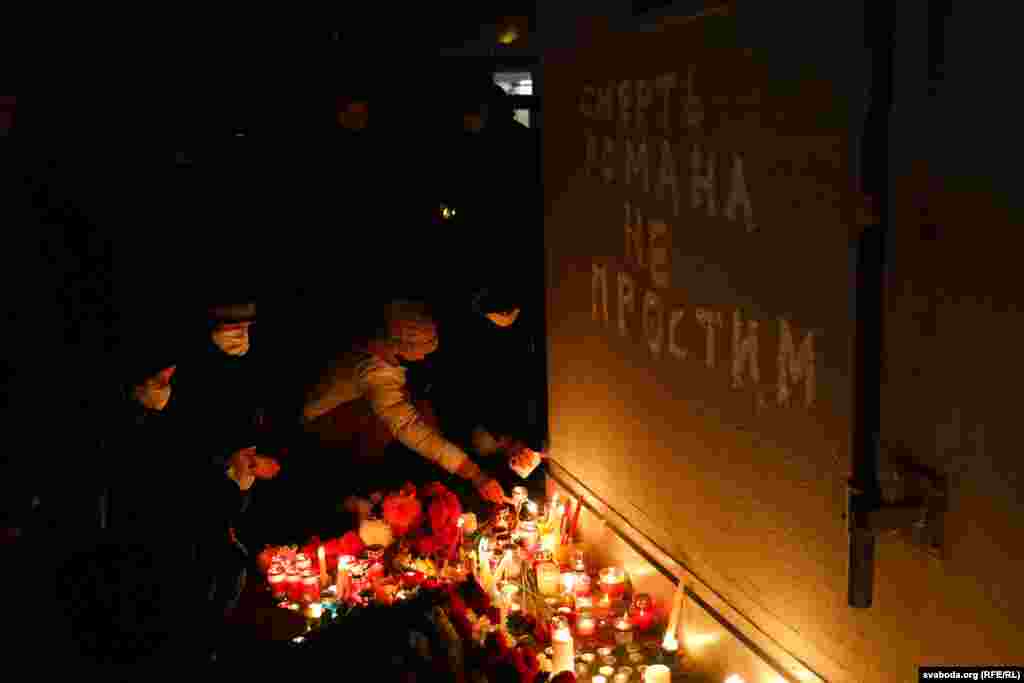 The writing on the wall says in Russian: &quot;We won&#39;t forgive the death of Raman.&quot;