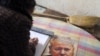 Žena se potpisuje u knjigu žalosti zbog smrti Slobodana Miloševića