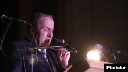 Armenia -- Opposition leader Levon Ter-Petrosian addresses a rally, Yerevan, 10Oct2014